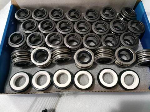 Sestavy mechanických ucpávek uspořádané v zásobníku